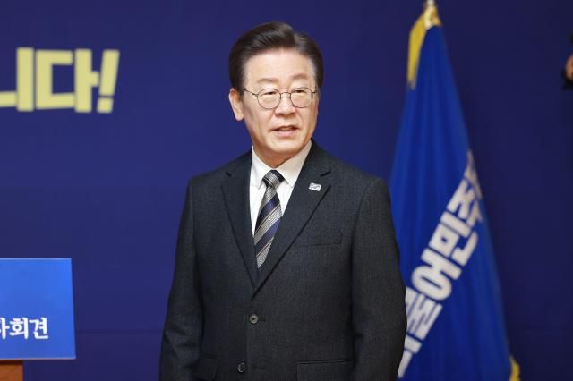 이재명 더불어민주당 대표가 31일 오전 서울 여의도 국회 사랑재에서 열린 신년 기자회견에 입장하고 있다 20240131사진유대길 기자 dbeorlf123ajunewscom