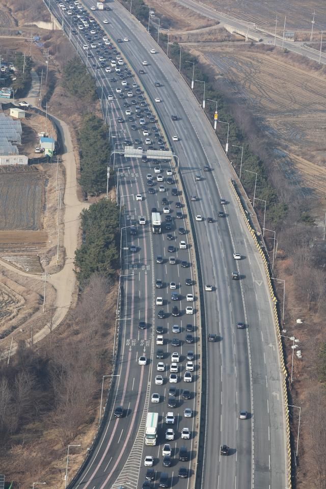 설 연휴를 하루 앞둔 지난 8일 경기 평택시 서평택JC 인근 서해안고속도로 사진연합뉴스