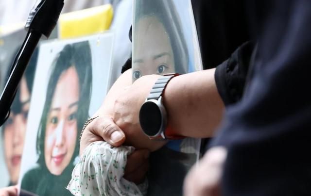 지난해 6월 고故 이예람 공군 중사의 사진을 들고 기자회견하는 유족 사진연합뉴스 