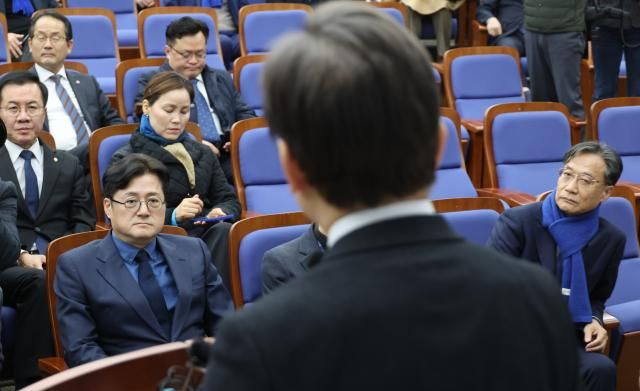 6일 국회에서 열린 더불어민주당 의원총회에서 의원들이 이재명 대표의 발언을 듣고 있다 사진연합뉴스
