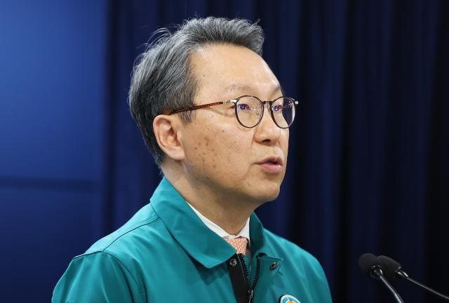 박민수 보건복지부 2차관이 14일 오전 정부서울청사에서 의사 집단행동 중앙사고수습본부 정례 브리핑을 하고 있다 사진연합뉴스