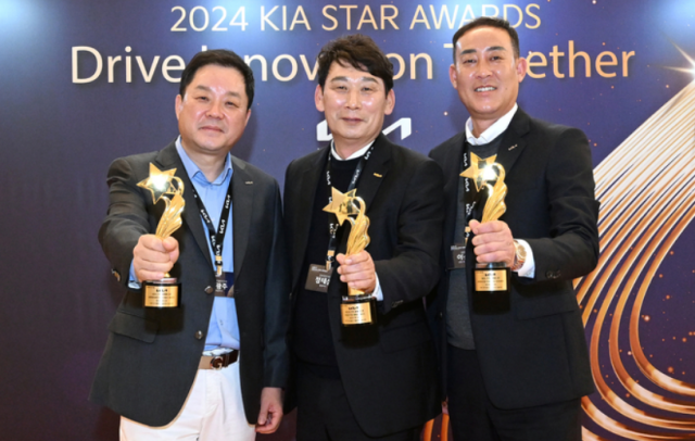 기아 판매왕 1위 정태삼 영업이사가운데와 2위 이선주 선임오른쪽 3위 박광주 영업이사왼쪽가 기념촬영을 하고 있다 사진현대차그룹 