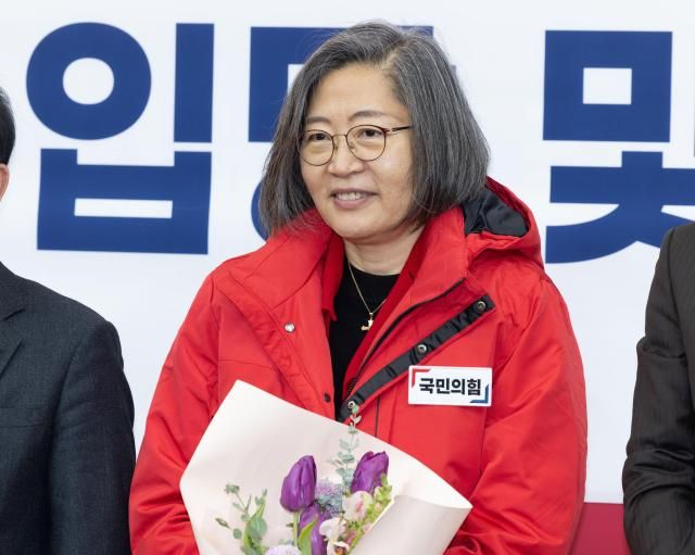 이수정 경기대 범죄심리학과 교수가 지난 1월 8일 오전 서울 여의도 국회에서 열린 국민의힘 입당 및 영입 환영식에서 당 점퍼를 입고 기념 촬영을 하고 있다 사진유대길 기자 dbeorlf123ajunewscom