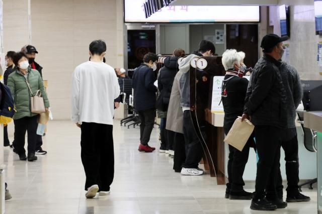 정부의 의대 정원 증원 정책에 반발한 전공의의 파업이 현실화한 20일 오전 광주 동구 전남대학교병원 접수창구가 환자들로 붐비고 있다 사진연합뉴스