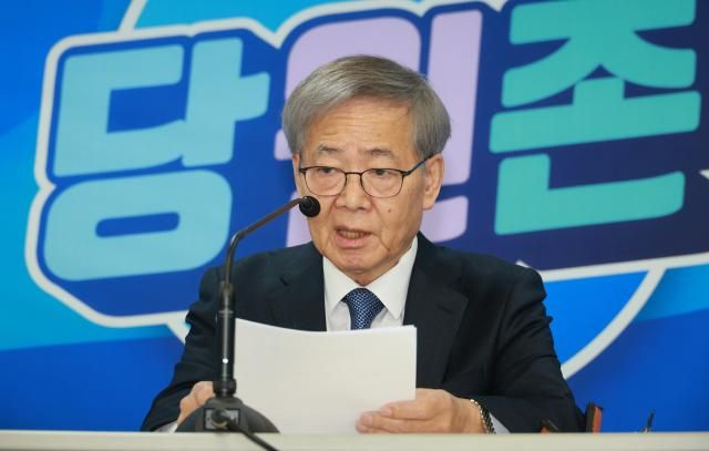 임혁백 더불어민주당 공천관리위원장이 21일 오전 서울 여의도 더불어민주당 중앙당사에서 공천심사결과를 발표하고 있다 사진연합뉴스