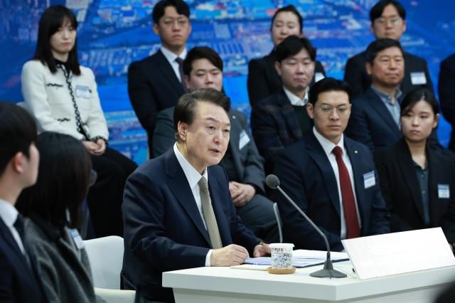 윤석열 대통령이 22일 경남 창원시 경남도청에서 다시 뛰는 원전산업 활력 넘치는 창원·경남을 주제로 열린 열네 번째 국민과 함께하는 민생토론회에서 발언하고 있다 사진연합뉴스