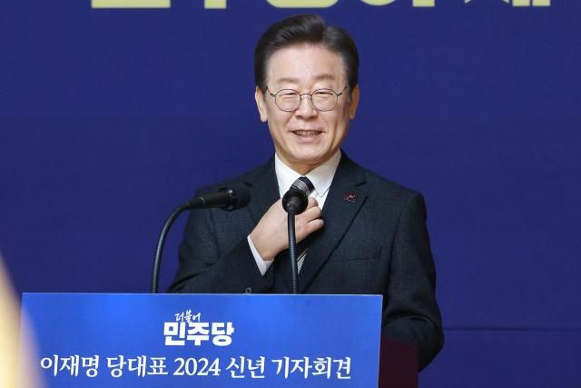 이재명 더불어민주당 대표가 지난달 31일 오전 서울 여의도 국회 사랑에서 신년 기자회견을 하고 있다 사진유대길 기자 dbeorlf123ajunewscom