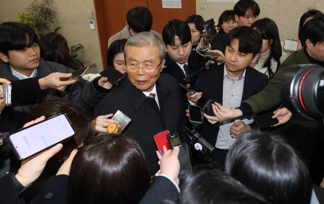 김종인 개혁신당 공천관리위원장이 26일 국회에서 열린 최고위원회의에 참석 후 기자들의 질문을 받고 있다 사진연합뉴스