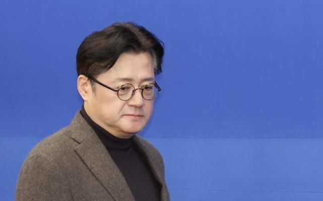 홍익표 더불어민주당 원내대표가 22일 국회에서 열린 정책조정회의에 참석하고 있다 사진연합뉴스