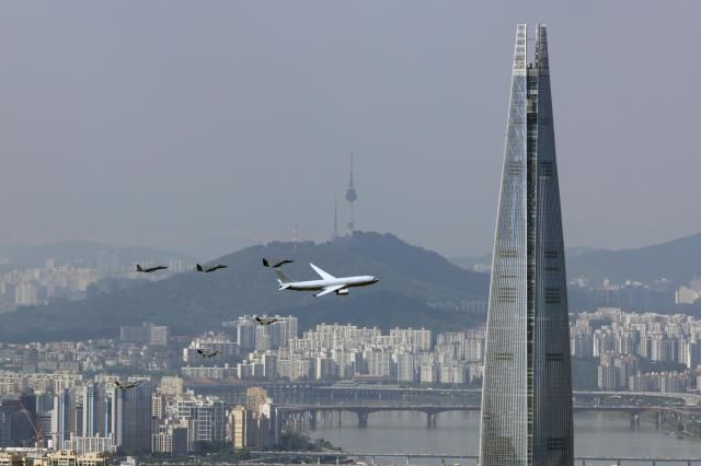 우리 공군 KC-330 F-15K와 미국 F-16 편대가 2023년 9월 22일 경기도 성남시 서울공항에서 열린 건군 75주년 국군의날 미디어데이 행사에서 서울 상공을 비행하고 있다사진유대길 기자 dbeorlf123ajunewscom