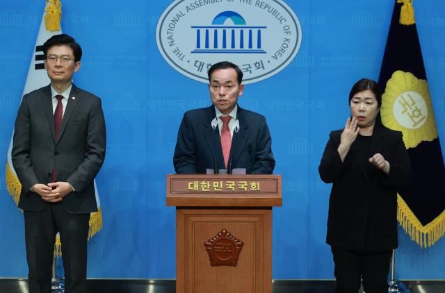  더불어민주당 4·10 국회의원 총선거 후보자 검증에서 부적격 판정을 받은 김윤식 전 시흥시장이 27일 오전 국회 소통관에서 탈당 선언 기자회견을 하고 있다 사진연합뉴스 