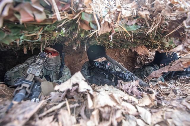 한·미 특전대원들이 지난 1월 31일 경기도 포천 로드리게스 훈련장 일대에서 적 후방지역 은밀침투 훈련을 하고있다 사진육군