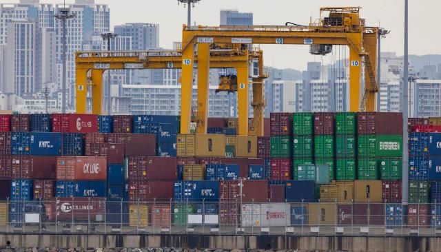 인천 중구 인천컨테이너터미널에 컨테이너가 쌓여있다 사진유대길 기자 dbeorlf123ajunewscom