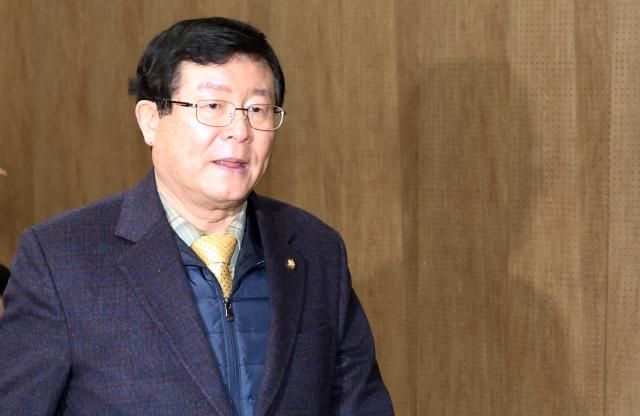 설훈 더불어민주당 의원이 28일 국회 소통관에서 탈당 기자회견을 위해 입장하고 있다 사진연합뉴스