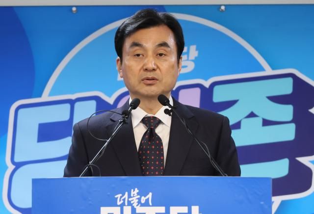 안규백 더불어민주당 전략공천관리위원장이 29일 서울 여의도 민주당 중앙당사에서 전략공관위 회의 결과를 발표하고 있다 사진연합뉴스