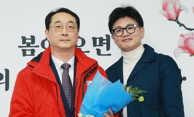 한동훈 국민의힘 비상대책위원장이 29일 오전 서울 여의도 국민의힘 중앙당사에서 열린 국민인재 영입 환영식에서 인재로 영입된 김건 전 외교부 한반도평화교섭본부장왼쪽과 함께 기념촬영을 하고 있다 사진연합뉴스 