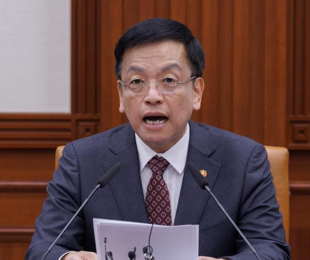 최상목 부총리 겸 기획재정부 장관이 2일 오전 서울 종로구 정부서울청사에서 열린 비상 경제 장관회의 겸 물가 관계 장관회의에 참석해 우리 경제 상황에 대해 말하고 있다사진연합뉴스