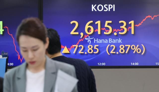 2일 서울 명동 하나은행 본점 딜링룸 현황판 사진연합뉴스