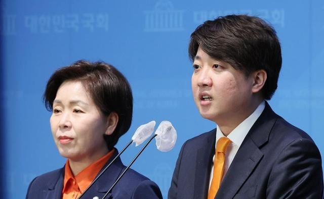 이준석 개혁신당 대표와 양향자 개혁신당 원내대표왼쪽가 4일 국회 소통관에서 철도산업 개혁 관련 정책을 발표하고 있다 사진연합뉴스