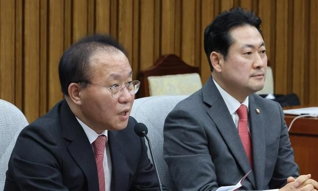 윤재옥 국민의힘 원내대표왼쪽 사진연합뉴스