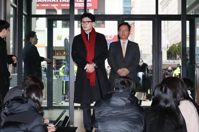 한동훈 국민의힘 비상대책위원장이 6일 오전 서울 여의도 당사로 출근하며 취재진의 질문에 답하고 있다 사진연합뉴스