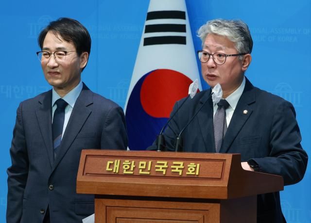 조응천·이원욱 무소속 의원이 6일 오전 국회 소통관에서 5대 핵심가치 발표 및 제3지대 통합을 위한 공천방안 제안 기자회견을 하고 있다 사진연합뉴스
