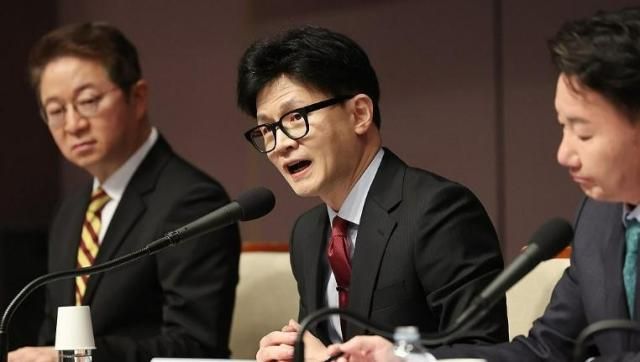 한동훈 국민의힘 비상대책위원장이 7일 서울 중구 한국프레스센터에서 열린 관훈클럽 초청 토론회에서 발언에 나사고 있다 사진연합뉴스 