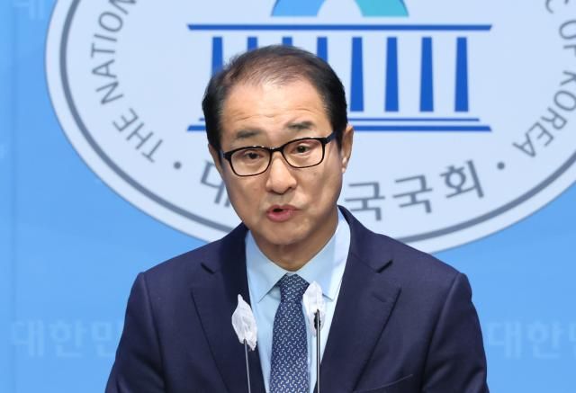 이성만 무소속 의원이 지난 5일 국회 소통관에서 제22대 총선 부평갑 출마 선언 기자회견을 하고 있다 사진연합뉴스