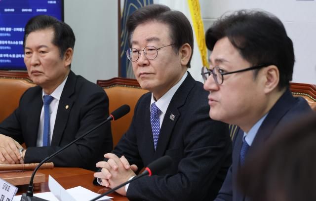 이재명 더불어민주당 대표가 7일 국회에서 열린 최고위원회의에서 홍익표 원내대표의 발언을 듣고 있다 사진연합뉴스