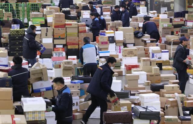 서울 광진구 동서울우편물류센터에서 작업자들이 택배 분류작업을 하고 있다 사진연합뉴스