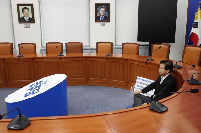 노웅래 더불어민주당 의원이 지난달 25일 국회 당 대표 회의실에서 농성을 벌이고 있다 사진연합뉴스 