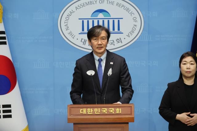 조국 조국혁신당 대표가 12일 국회에서 총선 관련 기자회견을 하고 있다 사진연합뉴스