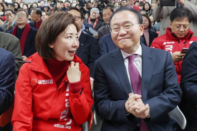 서울 동작을에 출마하는 국민의힘 나경원 의원과 윤재옥 원내대표가 12일 동작구 선거사무소에서 열린 개소식에서 대화를 하고 있다