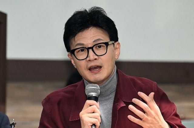 한동훈 국민의힘 비상대책위원장이 7일 오후 경기도 수원시 팔달구 지동못골시장에서 상인들과 간담회를 하고 있다 사진연합뉴스