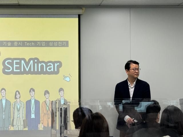 곽형찬 삼성전기 광학통신솔루션사업부 전장광학팀장상무이 지난 14일 서울 중구 삼성전자 기자실에서 진행된 제품학습회에서 전장용 카메라 모듈을 소개하고 있다사진이성진 기자