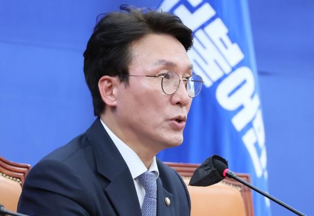 김민석 더불어민주당 총선상황실장이 지난달 22일 국회에서 열린 기자간담회에서 발언하고 있다 사진연합뉴스