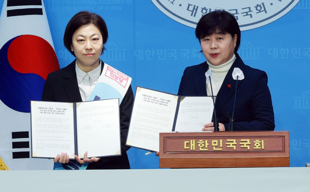 서영교 더불어민주당 후보와 노혜령 진보당 후보는 19일 오전 국회 소통관에서 기자회견을 열고 서울 중랑갑 후보를 서 후보로 단일화하기로 합의했다 사진연합뉴스 