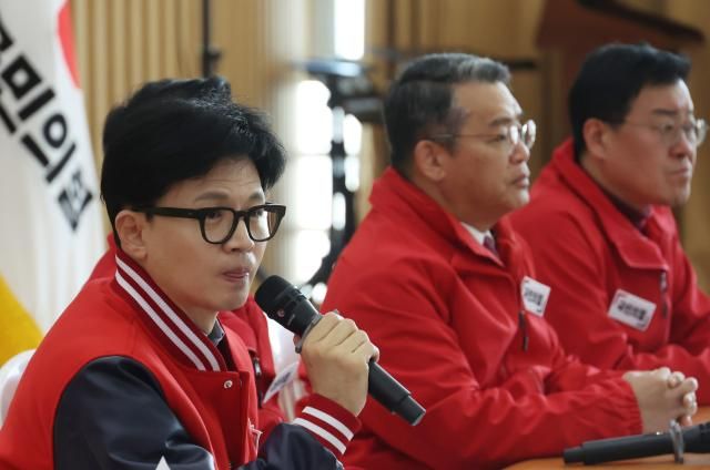 한동훈 국민의힘 총괄선대위원장이 20일 안양남부새마을금고 본점 강당에서 열린 현장 선거대책위원회에서 발언을 하고 있다 사진연합뉴스