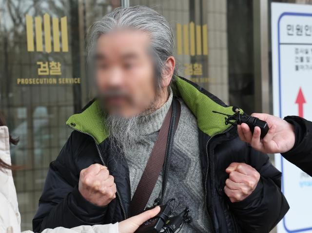 조두순이 지난 11일 경기도 수원지방법원 안산지원에서 열린 첫 공판을 마치고 나오며 취재진 질문에 답하는 모습 사진연합뉴스