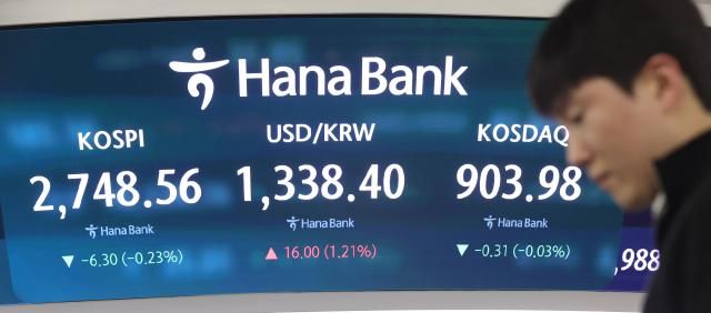 지난 22일 오후 서울 중구 하나은행 딜링룸 현황판 모습 사진연합뉴스