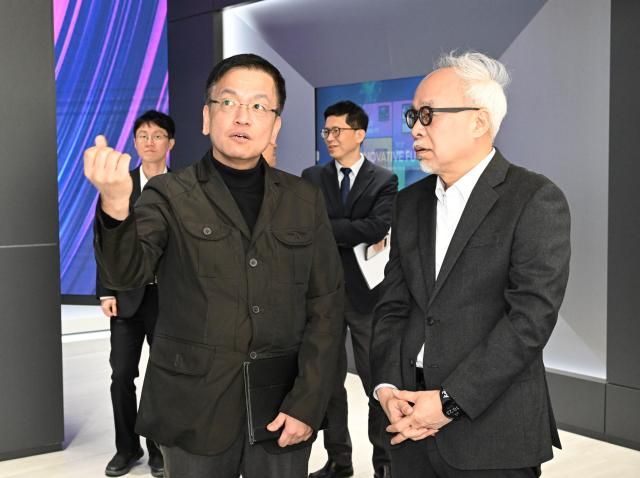 최상목 경제부총리 겸 기획재정부 장관이 지난 22일 첨단산업 클러스터 현장방문 일환으로 충남 아산 소재 삼성디스플레이 아산2 캠퍼스를 찾아 최주선 대표와 대화를 나누고 있다 사진기획재정부