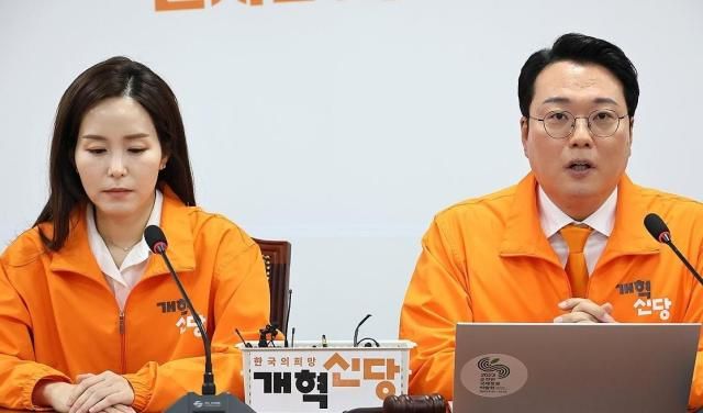 이주영왼쪽·천하람 개혁신당 공동총괄선대위원장이 25일 국회에서 중앙선대위 슬로건 발표 기자회견을 하고 있다 사진연합뉴스 