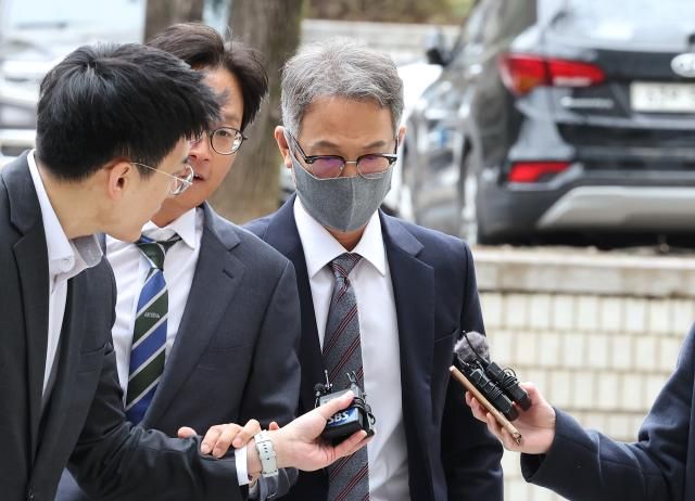  협력업체로부터 청탁 대가로 8억원대 뒷돈을 수수한 혐의를 받는 서정식 전 현대오토에버 대표가 25일 오전 구속 전 피의자심문영장심사를 받기 위해 서울 서초동 서울중앙지법 법정으로 향하고 있다 2024325 사진연합뉴스