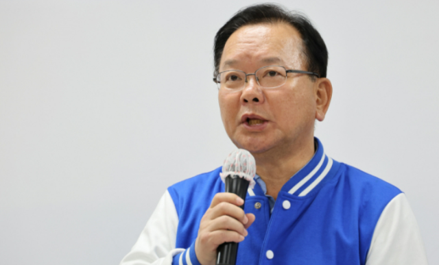 김부겸 더불어민주당 상임선거대책위원장이 지난 24일 오전 경남 창원 상남시장을 찾아 창원지역 총선 후보들과 민생탐방을 마친 뒤 마련된 기자회견에서 발언하고 있다 사진연합뉴스