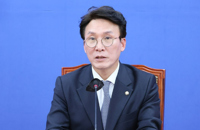 김민석 더불어민주당 상황실장이 지난 22일 국회에서 열린 기자간담회에서 발언하고 있다 사진연합뉴스