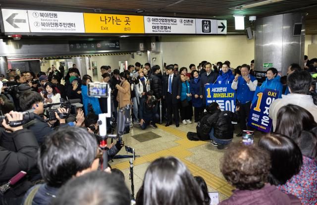 이재명 더불어민주당 대표가 26일 서대문구 아현역에서 김동아서대문갑 이지은마포갑 후보와 시민들에게 인사하고 있다 2024326 공동취재 사진연합뉴스