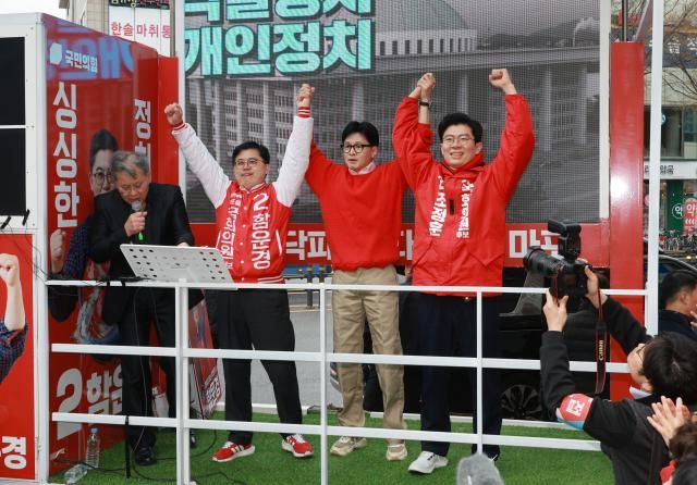 국민의힘 한동훈 비상대책위원장 겸 총괄 선거대책위원장이 28일 서울 마포구 망원역 인근에서 함운경 후보 조정훈 후보와 함께 지지를 호소하고 있다 사진연합뉴스