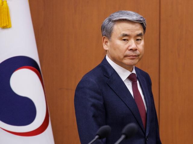 이종섭 주호주 대사가 28일 오전 서울 종로구 외교부에서 열린 방위산업협력 주요 공관장 회의에 입장하고 있다 사진연합뉴스