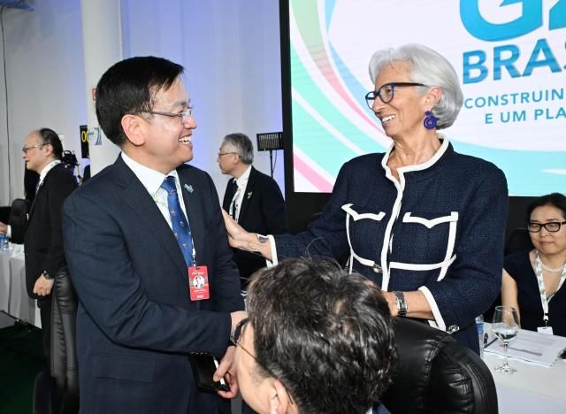 최상목 부총리 겸 기획재정부 장관이 2월 28일현지시간 브라질 상파울루에서 열린 G20 재무장관 중앙은행총재회의에 참석해 크리스틴 라가르드 유럽중앙은행ECB 총재와 대화를 나누고 있다사진기획재정부