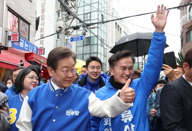 이재명 더불어민주당 상임공동선대위원장이 28일 동작구 남성역 골목시장을 방문 류삼영 후보와 함께 지지를 호소하고 있다 2024328 사진연합뉴스